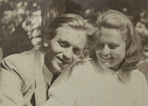 Leono Jovaišos ir jo žmonos sesers Jadvygos nuotrauka daryta 1944-ųjų vasarą (po kelių mėnesių spalio 7-ąją skeveldra užbaigs V. Mačernio kelią).